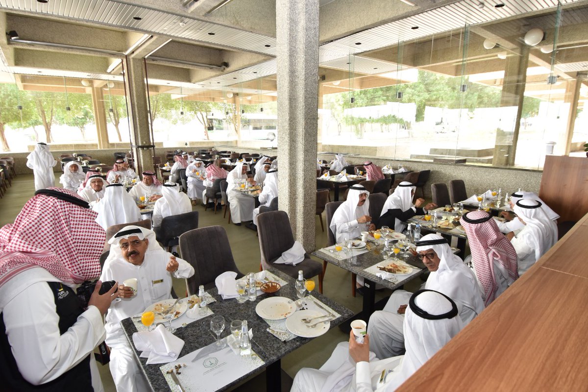 ضمن سعيها المستمر لتعزيز التواصل مع خريجيها، رئيس #جامعة_الملك_فهد_للبترول_والمعادن الدكتور محمد السقاف يلتقي بخريجي دفعة ٧٢، لاطلاعهم على أهم التحولات التي تشهدها الجامعة وخططها المستقبلية، وتضمن اللقاء جولة مميزة في رحاب الجامعة.

#KFUPM