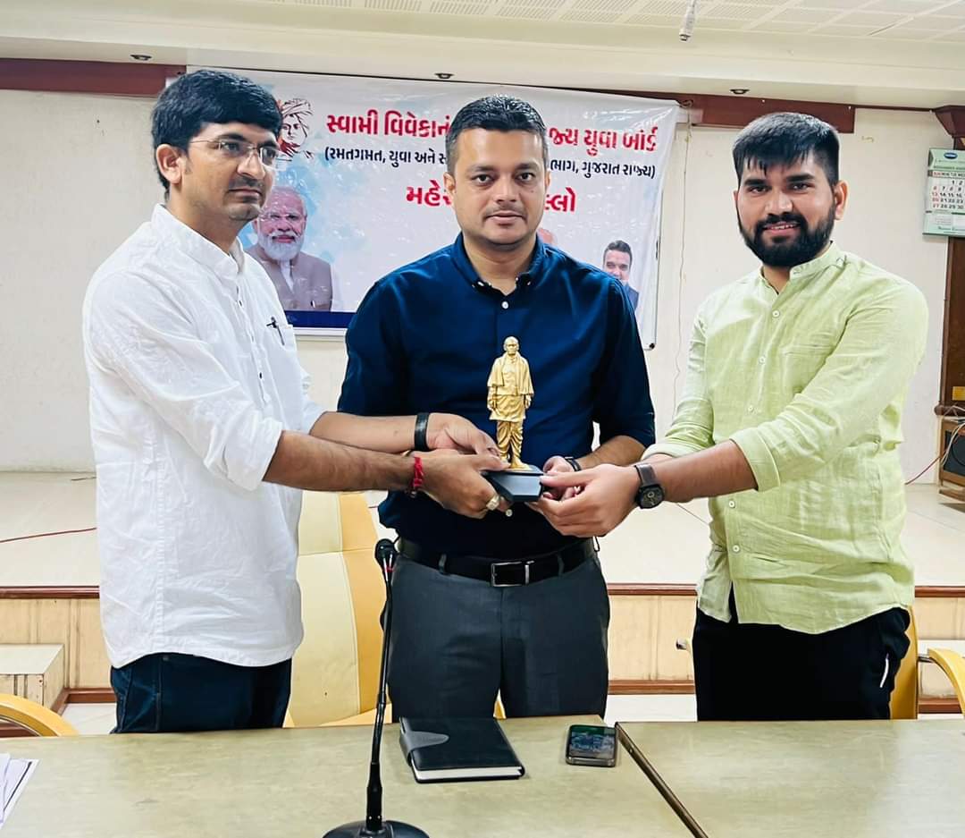 sp_smit16's tweet photo. આજ રોજ સ્વામીવિવેકાનંદ ગુજરાત રાજ્ય યુવા બોર્ડ ,મહેસાણા જિલ્લા દ્વારા આગામી કાર્યક્રમો ને લઇને બેઠક યોજવામાં આવી હતી જેમાં સ્ટેટ કો-ઓર્ડીનેટર શ્રી કૌશલભાઈ દવે , ઝોન સંયોજક શ્રી વિશાલભાઈ ગજ્જર , જિલ્લા સંયોજક શ્રી જીગરભાઈ પટેલ અને તમામ નગર , તાલુકા ના સંયોજકો ઉપસ્થિત રહ્યા હતા. https://t.co/VnFlp3rVJP