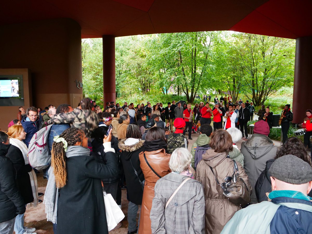 quaibranly's tweet photo. #DimanchesEnFanfare | Live en cours 📸
Malgré la pluie, le public est au rendez-vous pour ce concert de Heights Brass Band 🎺
#ExpoBlackIndians
🔎 https://t.co/wFHaN6ri27… https://t.co/sX1MlGGqpM