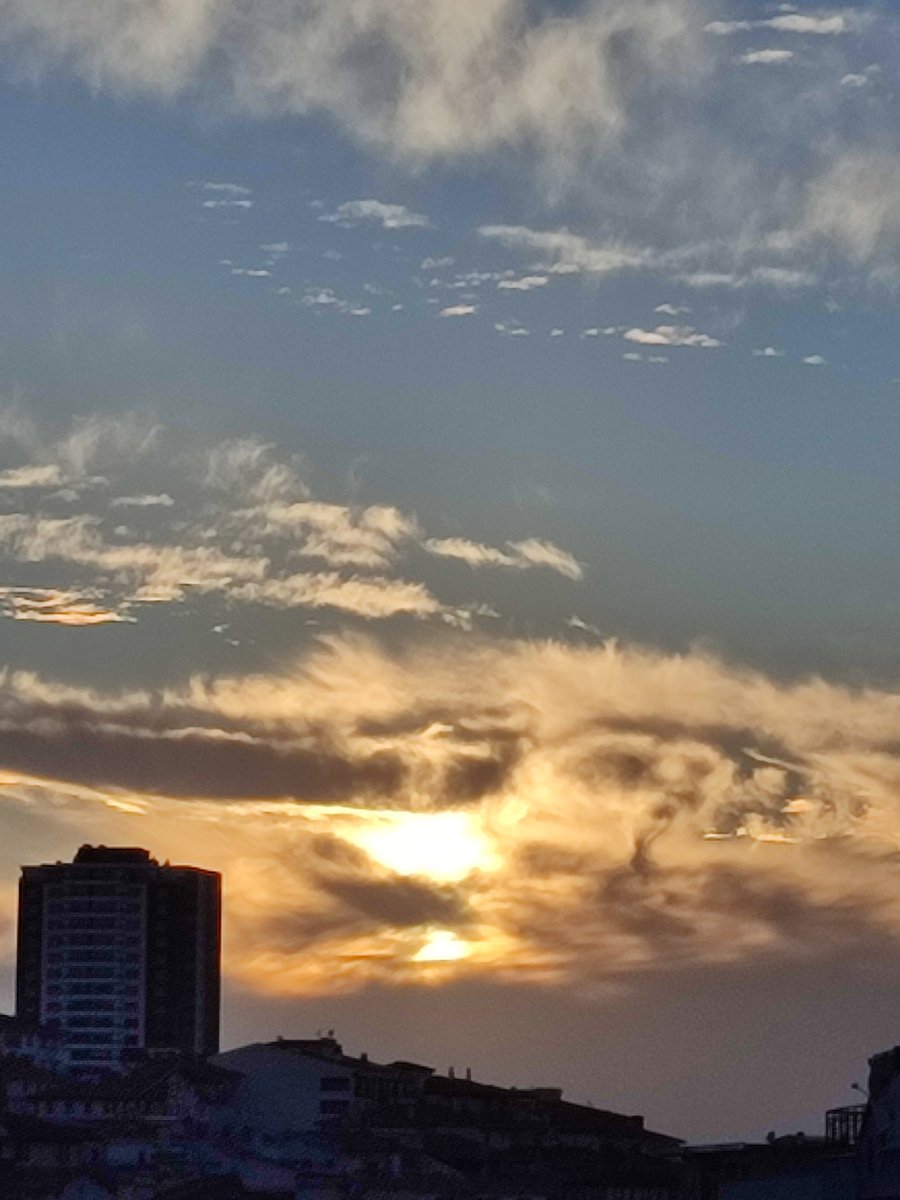 mssbuzz's tweet photo. Oysa sadece gün batımını çekmek istemiştim  #ilginç ligi gören yanlız benmiyim acaba  #Crypto #kadrajimdan #Ankara #gunbatimi #GodofWarRagnarok #gokyuzu #bulut #GelsinHayatBildiğiGibİ https://t.co/Xq0Y0byh2U