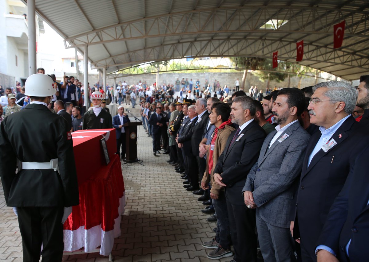 #ŞEHİTLERÖLMEZ 🇹🇷

Bakan Yardımcımız, Valimiz, Milletvekillerimiz, Belediye Başkanlarımız, Teşkilatımız ve Aziz Milletimizin katılımıyla Kahraman şehidimiz Fırat Güner kardeşimin cenaze törenine katılım sağladık

Şehidimizin ruhu şad olsun.
Aziz Milletimizin başı sağ olsun 🇹🇷