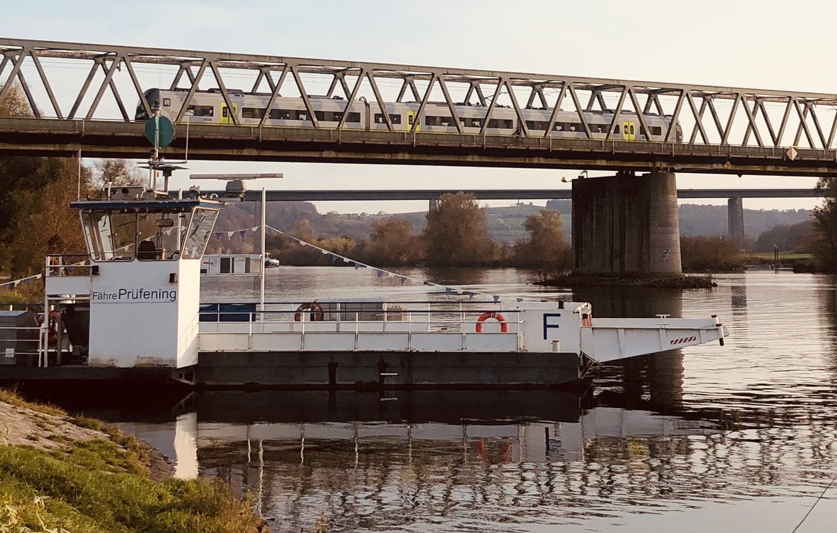 JuergenMistol's tweet photo. Bahnzeit an der Eisenbahnbrücke bei der Donaufähre #Großprüfening #Donau #Regensburg #Sinzing #zugfahrenmachtglücklich #bahnzeit https://t.co/o4zCewJk8X