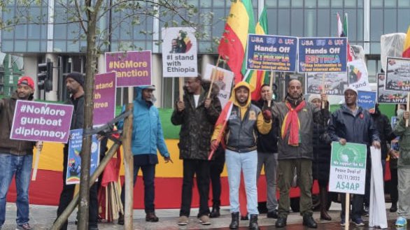 JamalMOsman's tweet image. Some of the photos from the #Ethiopian protestors in London. Their messages:
#NoMore gunboat diplomacy
#NoMore Sanctions
Hands off Ethiopia
