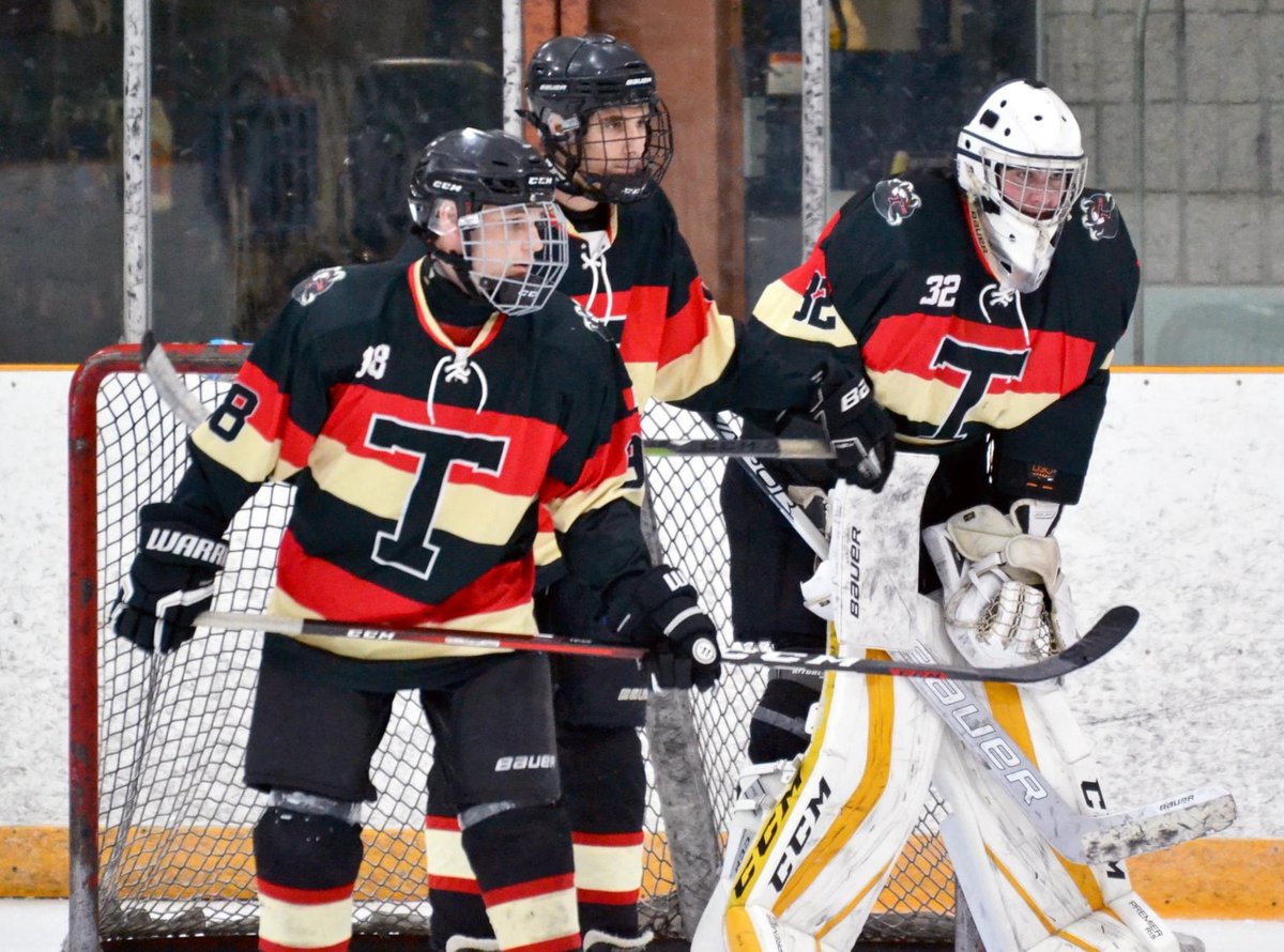 Mark_Cannons's tweet photo. @TweedOntario The @TweedHawks U21 team have started off the season 5-0-1 with 27 goals for and 6 against to sit at the top of the EOMHL standings. @HometownHockey https://t.co/QIbRt3dgwk