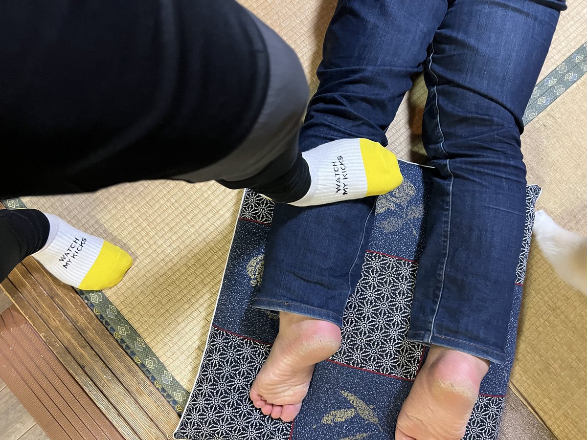 yutakafe's tweet photo. 異常な脹脛の父にフーレセラピー。
整形外科ではナンとも無いと言われるらしいが、そんなわけない。ぐらいにアレなのでフーレセラピー。

横になるスペースとタオルとクッションがあれば施術出来るのがフーレセラピー。

小上がりがある飲食店等でやってみたい

足元は@ironfistog の
#足元注意SOX https://t.co/2gHDEo2y2U