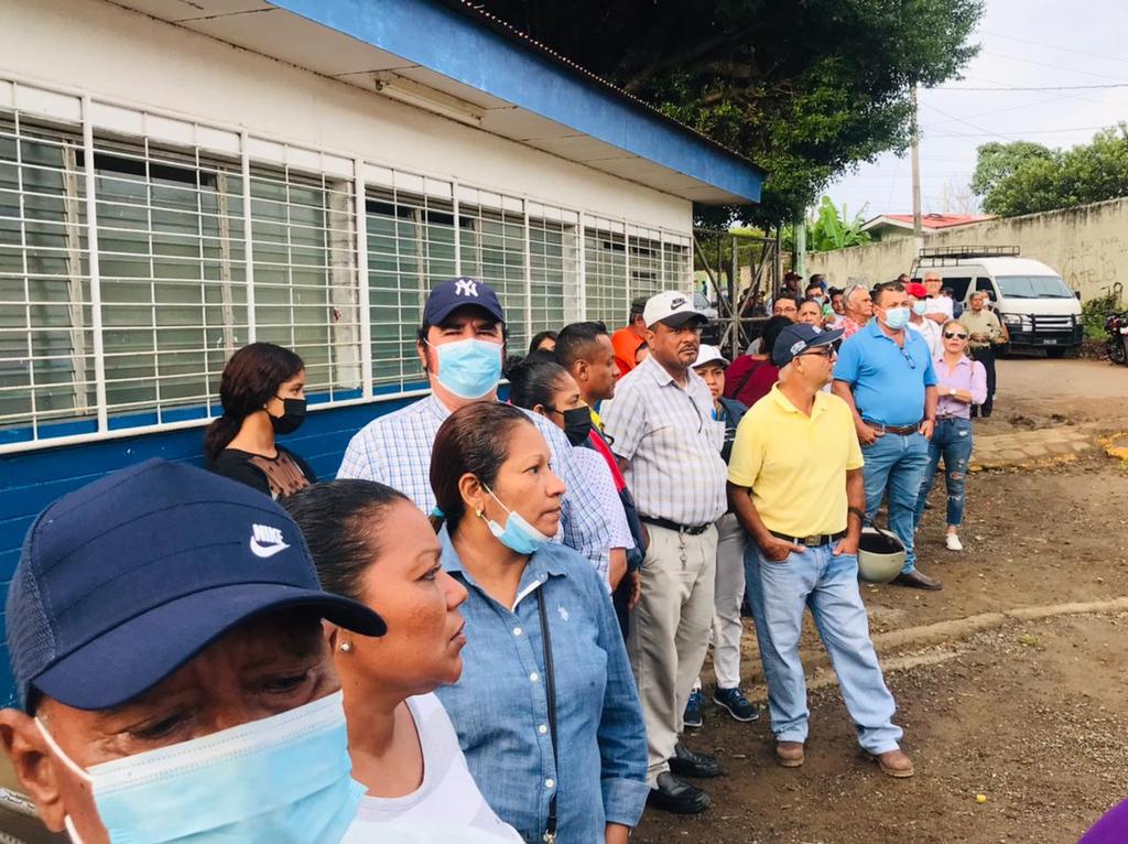 jpmasespanol's tweet photo. Familias de la zona sur de #Nicaragua asisten a las urnas para participar en el ejercicio democrático, que se desarrolla en esta nación centroaméricana. https://t.co/iztrbIKcsD