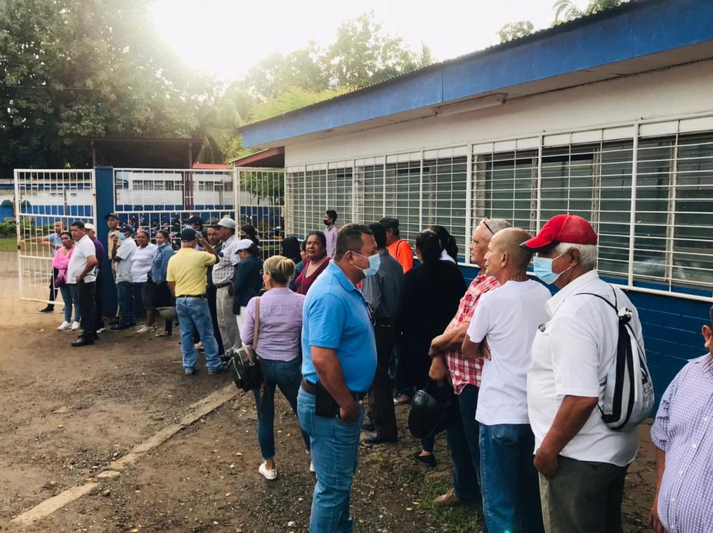 jpmasespanol's tweet photo. Familias de la zona sur de #Nicaragua asisten a las urnas para participar en el ejercicio democrático, que se desarrolla en esta nación centroaméricana. https://t.co/iztrbIKcsD