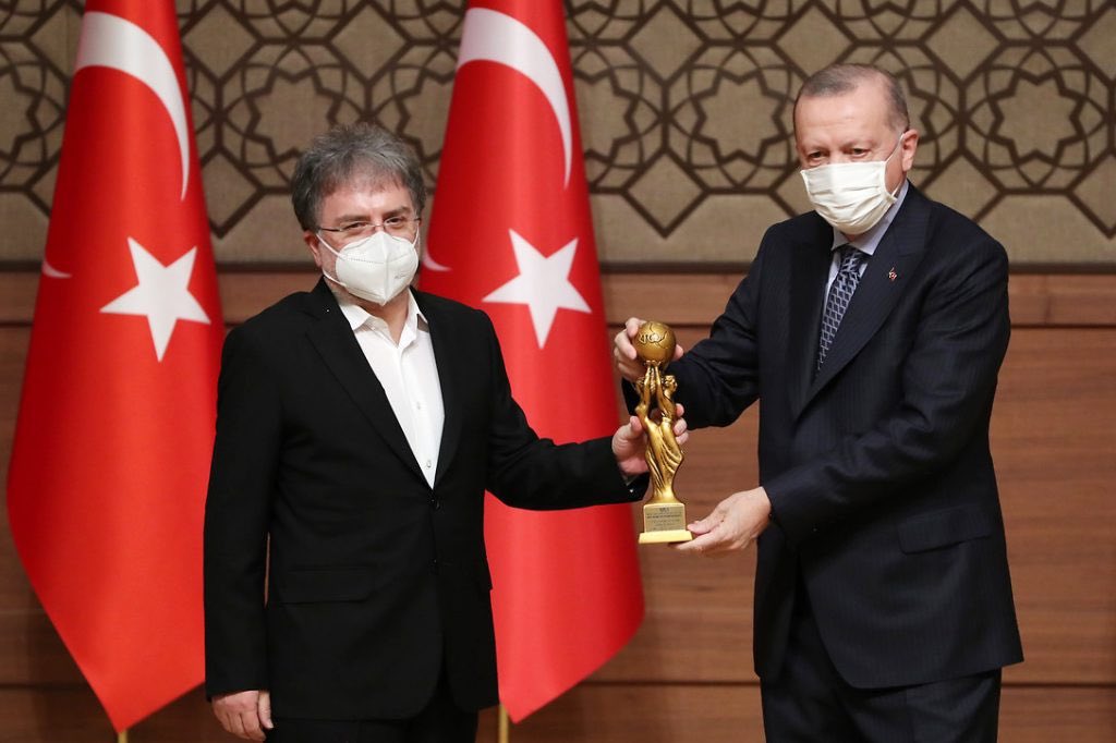 DOKUZSEKİZ AAMET:

"HDP’nin oyunu almak için HDP’ye başı sonu belirsiz göz kırpmak başka bir şey, başı sonu belli bir konuda görüşmek başka bir şey."

Oh oooh!
Ah aaaah!
Altmıııışş!
Yetmiiiş!

Oynaklıkta, hoplaklıkta, zıplaklıkta üstüne yok bu çocuğun.
Maaşallah 🕺💃🏻🕺💃🏻