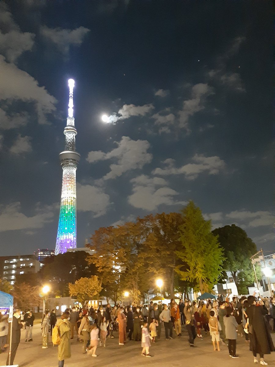 go_51_50's tweet photo. 本日もすみゆめ踊り月夜でございます。

同じ場所でやるすみだ輪踊りと雰囲気は全く違う感じになるの面白いですね…

すみゆめは生バンド演奏を見て聞いて楽しむのが主体なのかもしれません。

生演奏を観たい人はステージへ、踊りたい人は櫓へと。

哀愁漂う秋にはなんとも心地好いイベントですね… https://t.co/Bv8wLE0oEn