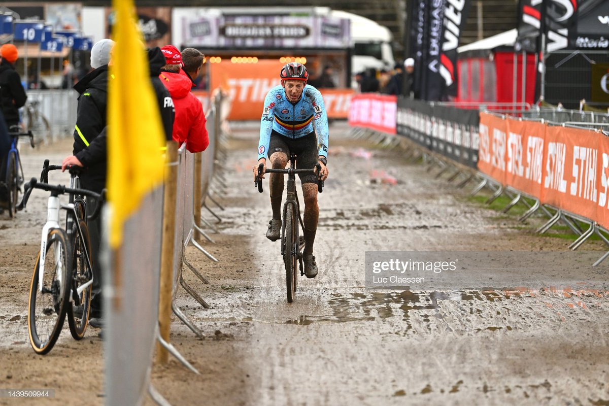 CyclocrossE's tweet photo. Michael Vanthourenhout🇧🇪 es campeón de Europa de CX en #EuroCross22 #Namur2022. 

Exhibición del belga que termina delante de Lars van der Haar 🇳🇱 y Laurens Sweeck 🇧🇪

@felipeorts15 con una espectacular actuación, acaba sexto https://t.co/baPLyyCMV8
