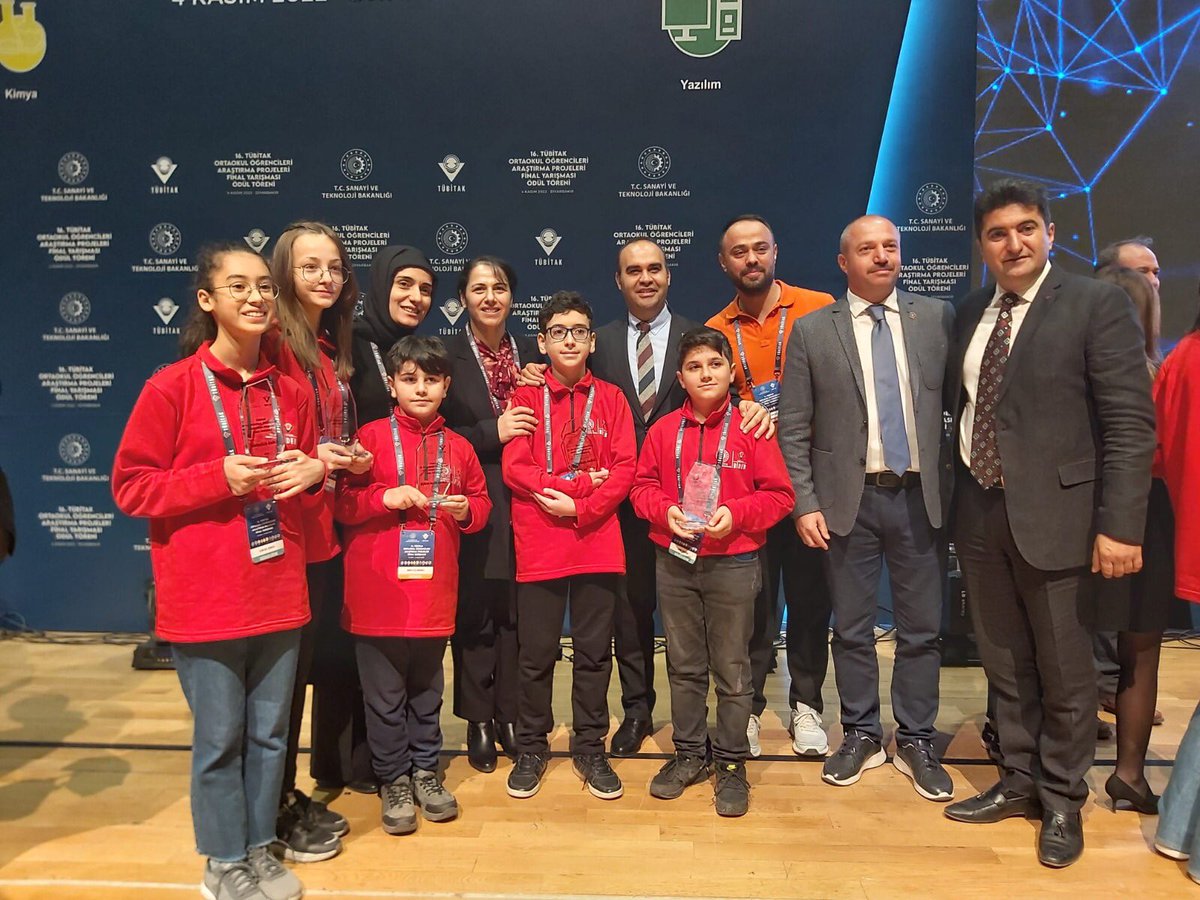 ebruoner7's tweet photo. Tübitak Ortaokul Değerler Eğitimi Alanında Türkiye Birinciliği 🏆🥇 Öğrencilerim Elvin Asel Şenkaya, Ahsen Ravza Yılmaz ve Ahmet Hacıoğlu… Sizlerle gurur duyuyorum 👏❤️ Bilim, Felsefe ve Sanat yolunuz hep açık olsun 🤲🌺 https://t.co/tdKooZmfRp