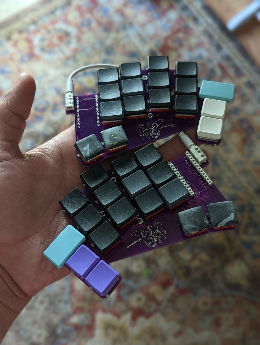 foongish's tweet photo. The A.Dux is built! 🦑
I also highly recommend trying 1.5u Convex on splayed pinkies, as I have here; SUPER comfy—it acts like an addidional "Splay Homing-Key" &amp; works great for ModTaps!
#ADux #splitkeyboard #KEEB_PD #ergosplit #keeb #ergomechkeyboards https://t.co/KOiPRi4mM7