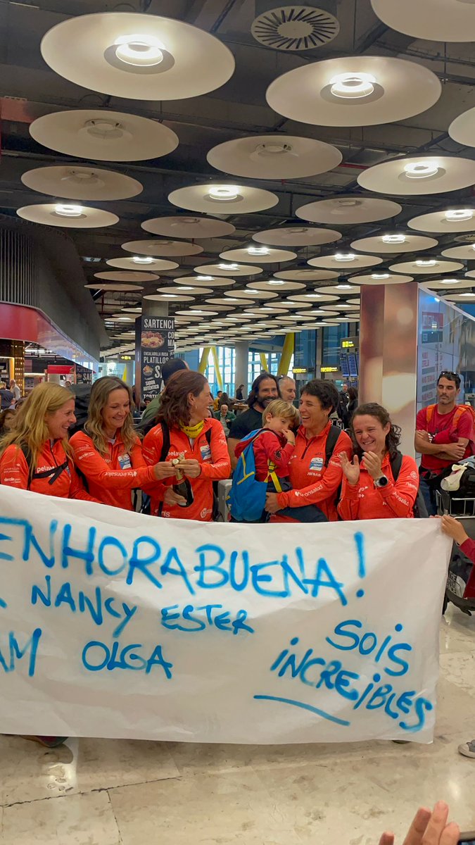 ¡LAS CHICAS YA HAN LLEGADO! 😍🥳 

Y HAN SIDO RECIBIDAS COMO SE MERECEN, ¡POR TODO LO ALTO! 🍾