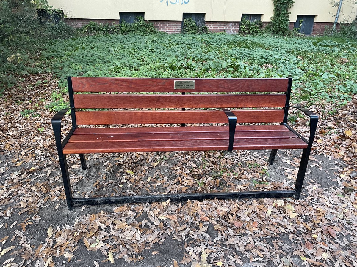 Ronen Steinke (@ronensteinke) on Twitter photo Wenn du eine Parkbank für Senior*innen spendest, auf der aber keinesfalls nachts wohnungslose Senior*innen schlafen sollen, um ein paar Zentimeter Abstand vom kalten Beton zu haben. By <a href="/BerlinerSpk/">Berliner Sparkasse</a> Sparkasse Wenn du eine Parkbank für Senior*innen spendest, auf der aber keinesfalls nachts wohnungslose Senior*innen schlafen sollen, um ein paar Zentimeter Abstand vom kalten Beton zu haben. By <a href="/BerlinerSpk/">Berliner Sparkasse</a> Sparkasse