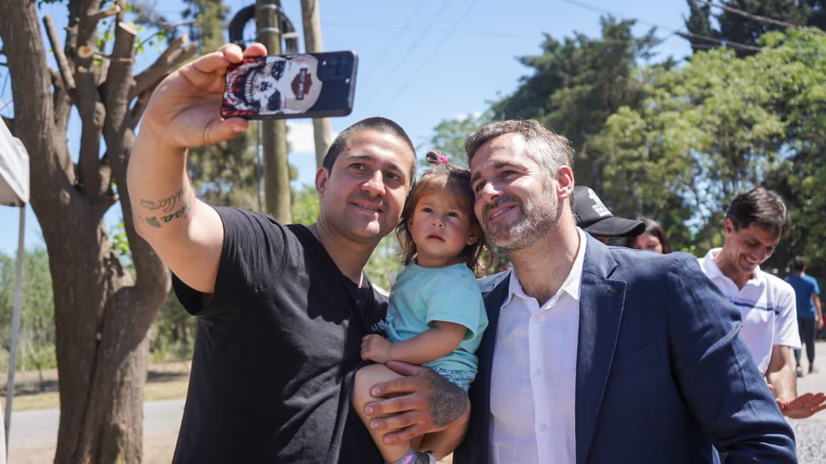 FedericoAchaval's tweet photo. Junto a familias, escuelas, clubes e instituciones celebramos la 7ma Fiesta Mayor de #Manzone.

Qué alegría encontrarnos con una comunidad que se une a través de sus valores y su identidad. https://t.co/XFu3udcEOT