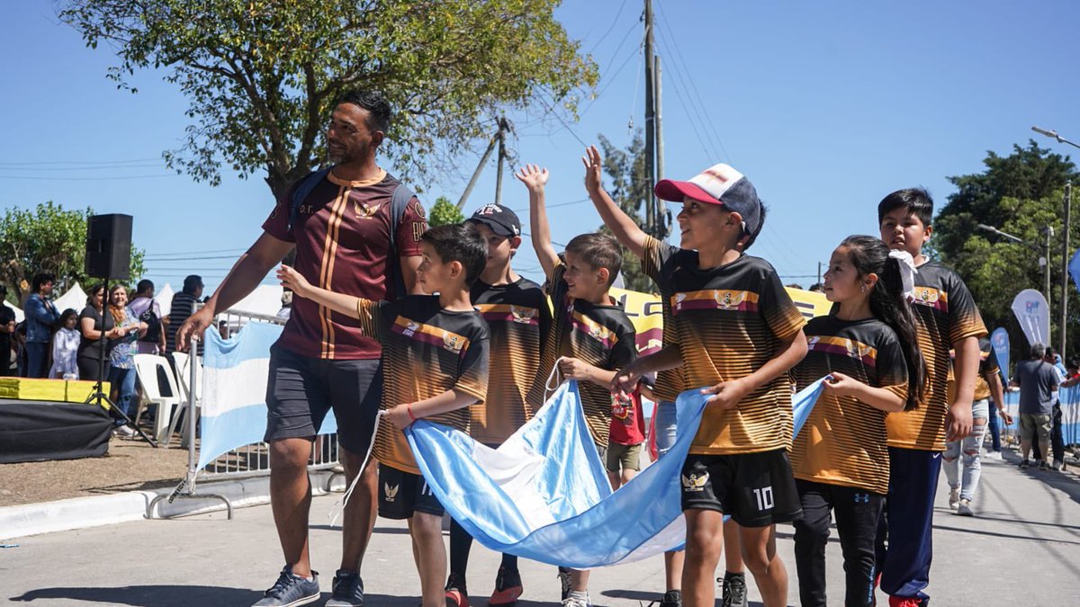 FedericoAchaval's tweet photo. Junto a familias, escuelas, clubes e instituciones celebramos la 7ma Fiesta Mayor de #Manzone.

Qué alegría encontrarnos con una comunidad que se une a través de sus valores y su identidad. https://t.co/XFu3udcEOT