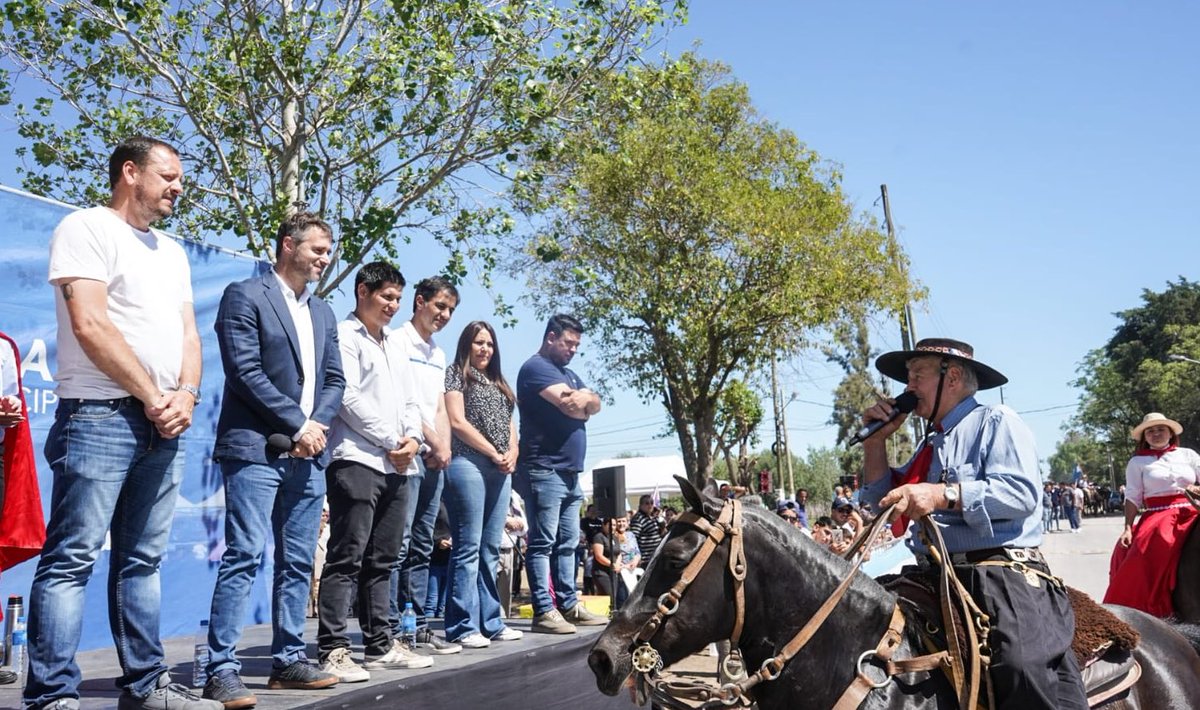 FedericoAchaval's tweet photo. Junto a familias, escuelas, clubes e instituciones celebramos la 7ma Fiesta Mayor de #Manzone.

Qué alegría encontrarnos con una comunidad que se une a través de sus valores y su identidad. https://t.co/XFu3udcEOT