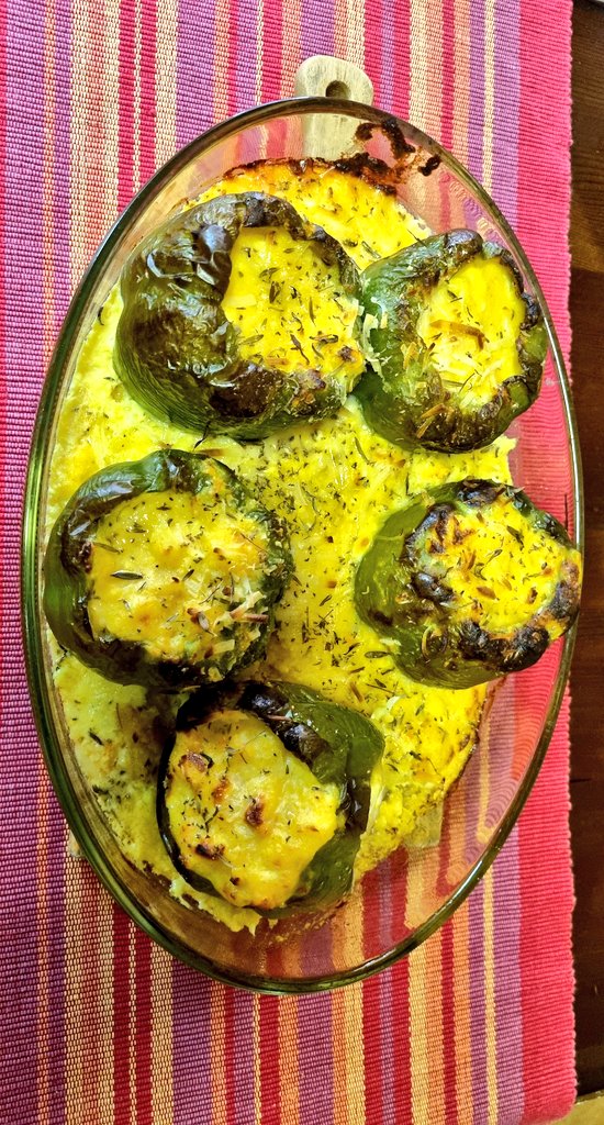 TroposFDining's tweet photo. Πιπεριές Δράμας
με γέμιση
πατάτας, καρότου
και τυριών ( φέτα, mozzarella και κεφαλοτύρι) 
#sunday #gourmet #meal https://t.co/nRJTUX5Eyn