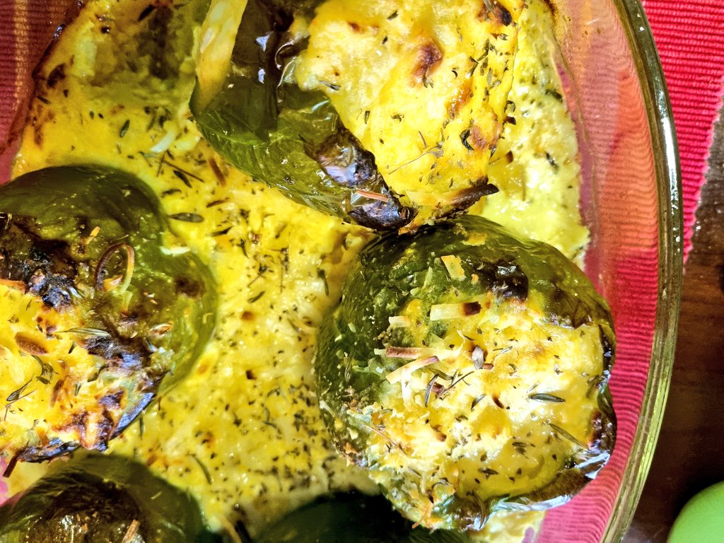 TroposFDining's tweet photo. Πιπεριές Δράμας
με γέμιση
πατάτας, καρότου
και τυριών ( φέτα, mozzarella και κεφαλοτύρι) 
#sunday #gourmet #meal https://t.co/nRJTUX5Eyn