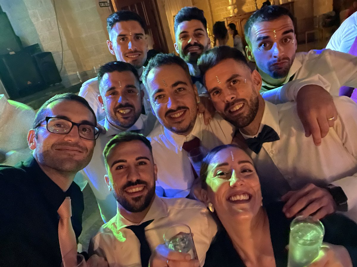 JuanjeFernandez's tweet photo. Ayer recibí uno de los mensajes más bonitos que un jugador tuyo puede decirte. Gracias a ti @alvaro_fern y nuestra familia del @CDTiroPichon. Fuisteis INVENCIBLES, pero es que aquello fue y será INMORTAL. ❤️💚 https://t.co/VJBSdqTPyM