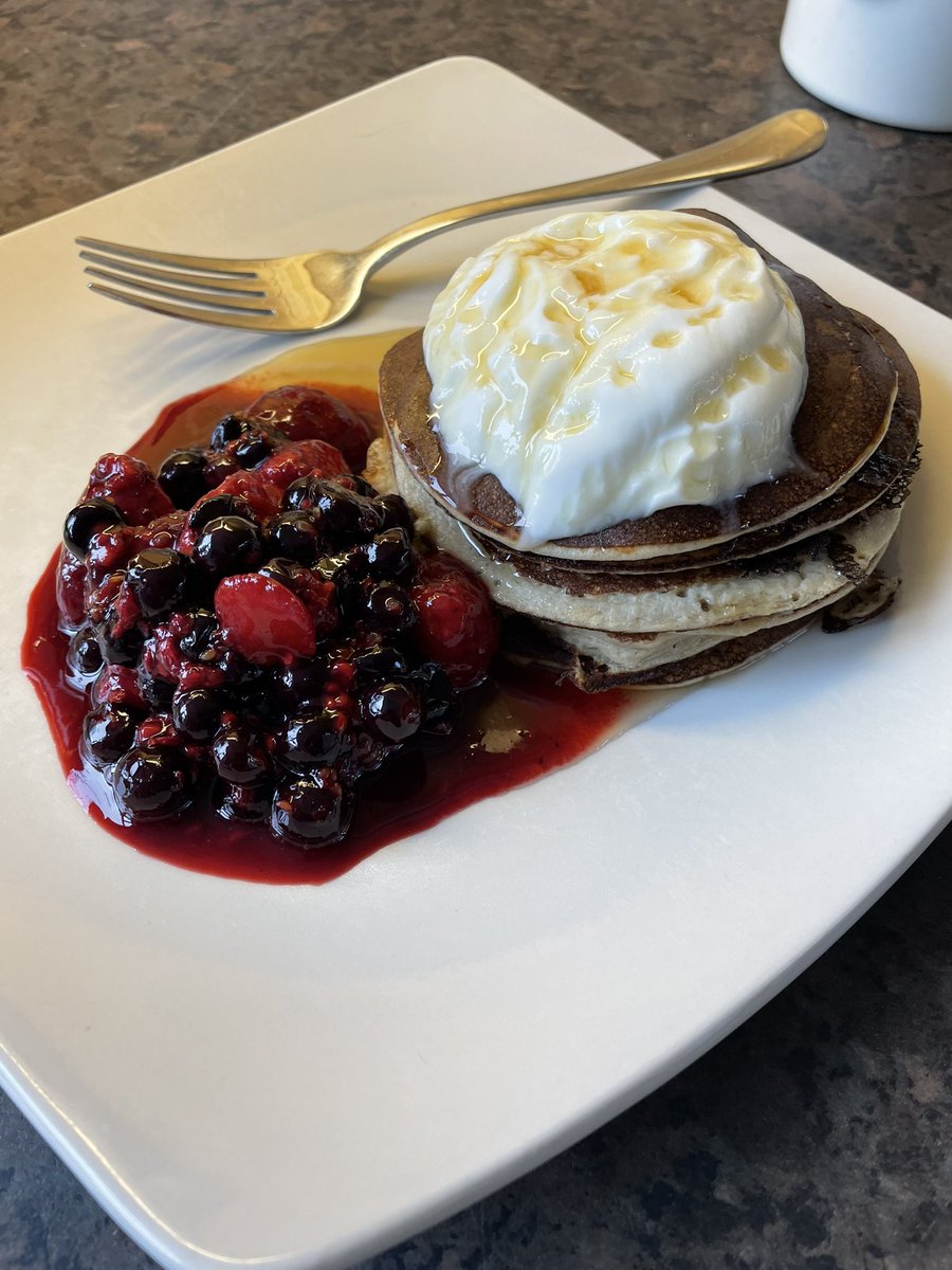 Perfect breakfast after a good workout. Banana protein pancakes with Greek Yoghurt, berries and maple syrup 😋 #fuelyourbody #workout #pancakes
