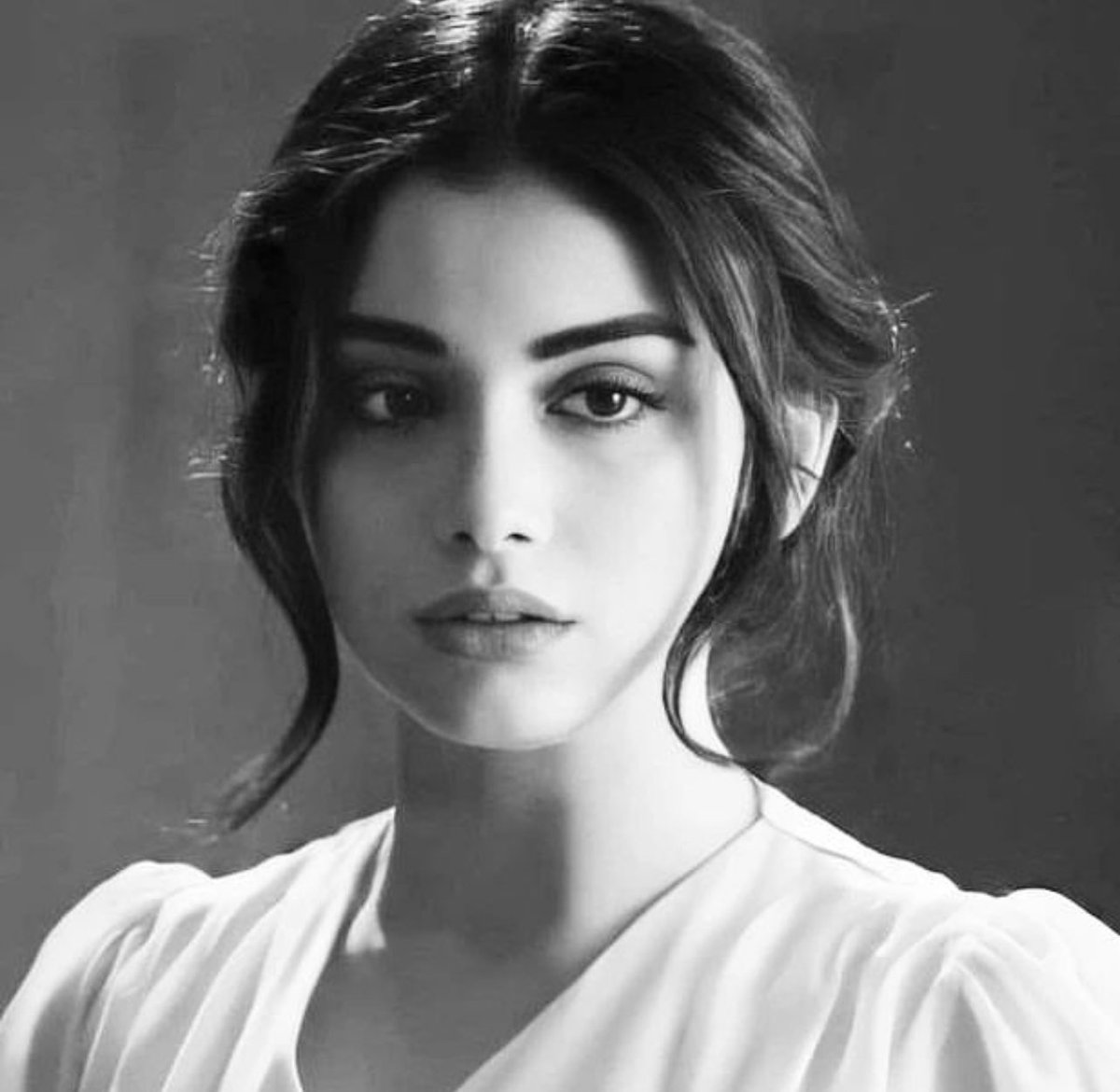 💞
حين يكون الزمان ليس زماننا
والاشياء من حولنا لم تعد تشبهنا
وحين نشعر بأن كلماتنا لا تصل
هنا يكون الصمت أجمل ما نقدمه لأنفسنا
وعلى رفوف الصمت
تموت أكثر الاشياء التي تمنينا الحديث عنها …
#بس_حبيت_اقول
#هنووو***