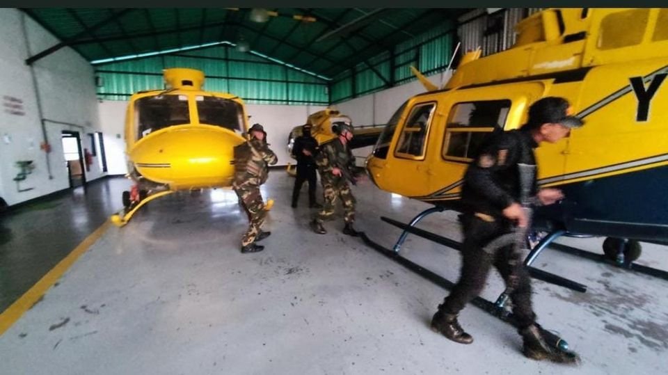 InforTvenezuela's tweet photo. Durante un operativo,5 Helicópteros fueron decomisados por la Guardia Nacional (GNB) a la banda de delincuentes liderada por Eduardo Balboa alias "El Run" o "El Pelón" en Tumeremo,edo Bolívar.
Tambien decomisaron 1 avioneta de la Fuerza Aérea Venezolana.
Aunque parezca insólito!! https://t.co/KaXymdHMGX