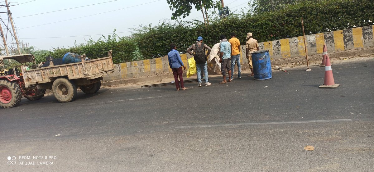 समस्त ओक्सि परिवार की तरफ से आपका धन्यवाद मान्यनीय विधायक <a href="/nkgurjar4bjp/">Nand Kishor Gurjar</a> जी ,सोसायटी के बाहर तेज रफ्तार वाहनों से निवासियो के बचाव हेतु स्पीडब्रेकर का निर्माण कार्य शुरू करवाने के लिये। 🙏🙏