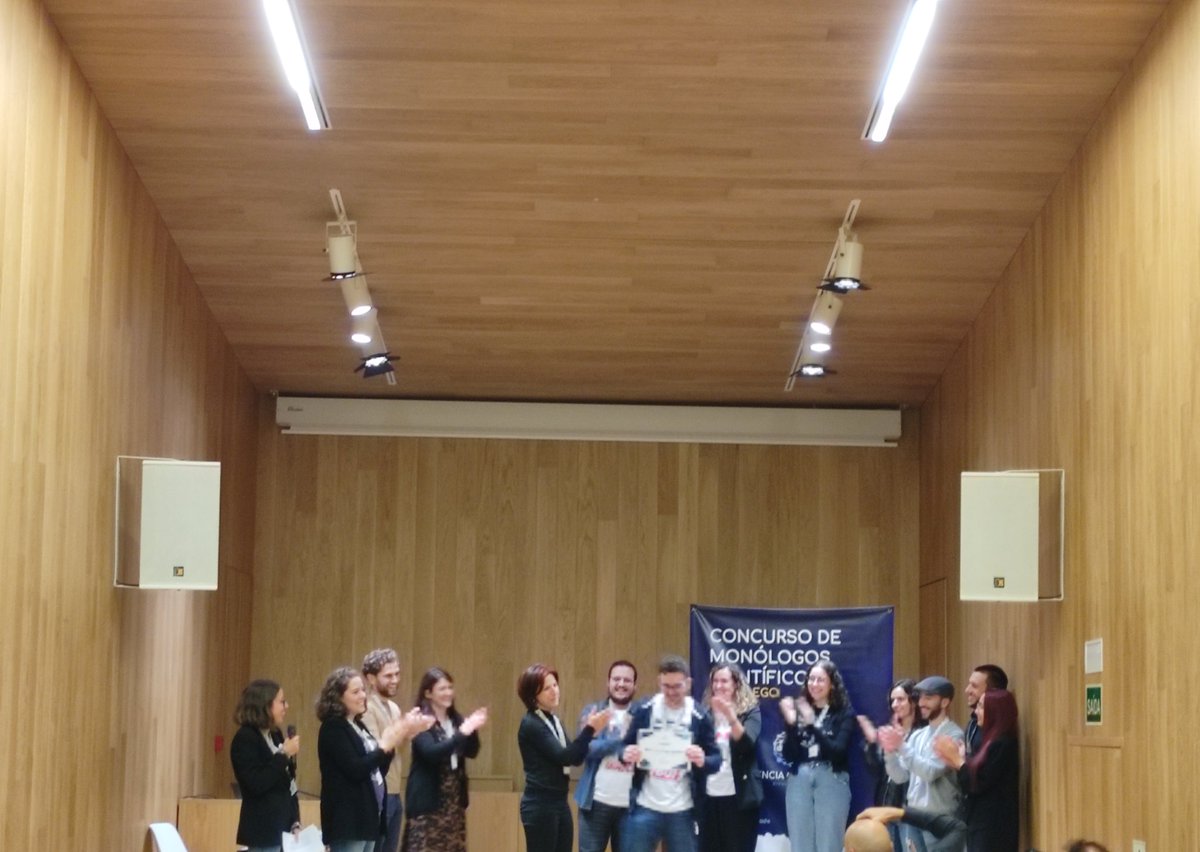 Queremos darlle os parabéns a <a href="/CienciaCalidade/">Ciencia_calidade</a> polo maravilloso concurso de monólogos de onte😍! Esperemos que dure moitos anos máis! Parabéns tamén a todol@s participantes pero en especial ao noso compañeiro de InvestiGal <a href="/dgarciadios/">D. García</a> gañador do concurso! 👏🏾🎉 #cienciaengalego