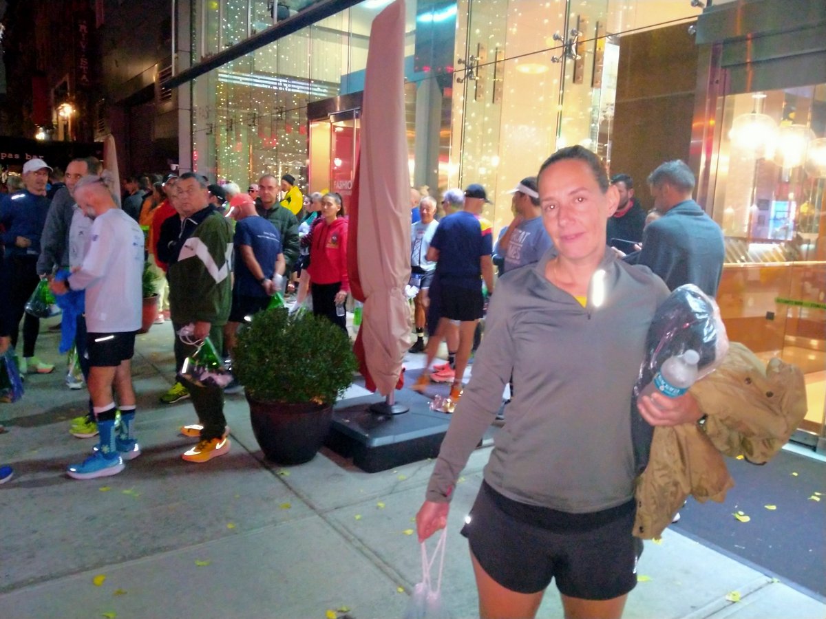 tonhodiaz's tweet photo. 5:45 am Empieza la aventura. @irialagaron #newyorkmarathon #RunIriaRun https://t.co/JUiSLbsIvO