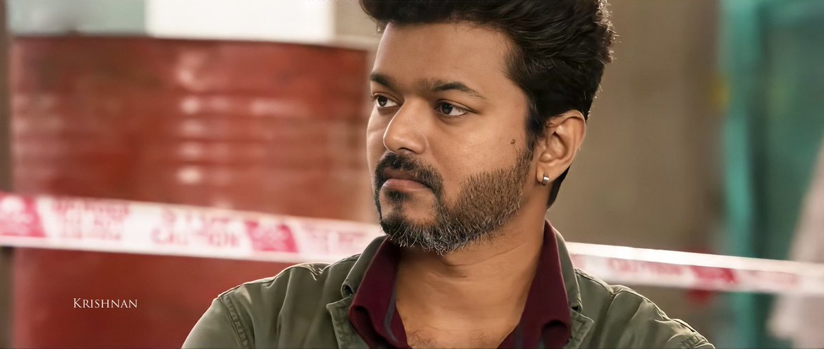 Krishnan_VJ_'s tweet photo. The most rich and stylish look of Thalapathy❤️🔥
Went on to set huge opening records🥵
Hat trick movie of @actorvijay-@ARMurugadoss combo💥
#4YearsOfSarkar https://t.co/gbZn3agAYY