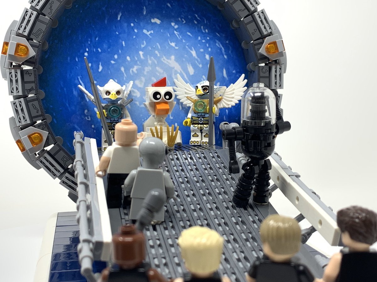 Sometimes, unexpected visitors arrive at #Stargate’s SGC… Thor, he comes and goes as he pleases. But Robby the Robot? And a giant chicken with Chima guards? What the devil is going on here!?

Vote to make this set an official #LEGO one!

ideas.lego.com/projects/075d3…