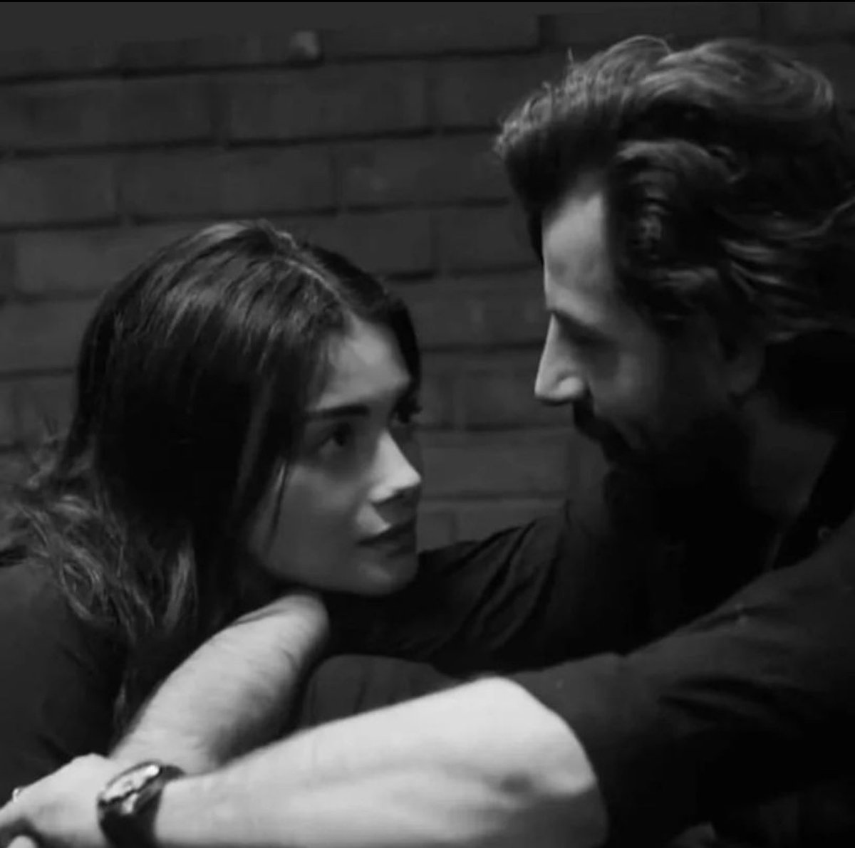 💞
يقولون أن الحب يبدأ بنظرة أو بكلمة
تلك خرافة صنعها الفاشلون
والحقيقة أن الحب يبدأ حين
تشعر المرأة أنك رجل تستطيع أن تحتويها …
#رسالة_حب 
#هنووو ***