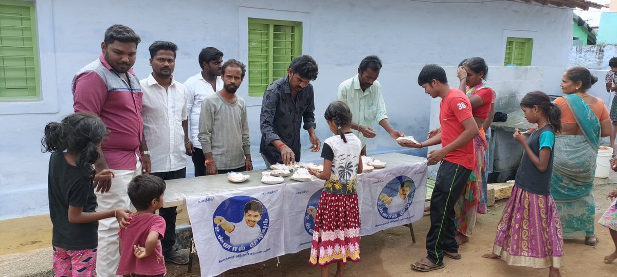 TVMIoffl's tweet photo. தளபதி @actorvijay அவர்களின் உத்தரவின்படி, 

• திருப்பூர் மத்திய மாவட்ட தலைமை தொண்டரணி தளபதி விஜய் மக்கள் இயக்கம் சார்பாக,

• மாவட்ட தொழிலாளர் அணி கிளை காவிலி பாளையம்/துண்டுக்காடு/செட்டிபாளையம்/அவினாசி கவுண்டம் பாளையம்/நெட்டுசாலை/ ஆத்துப்பாலையம்/ஸ்ரீ நகர் (1/3) https://t.co/tj8meoLlAj