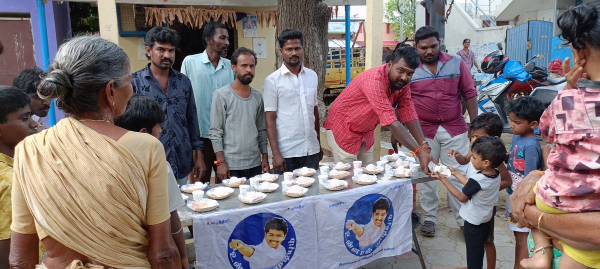 TVMIoffl's tweet photo. தொழிலாளர் காலணி/வெங்கமேடு/காவல் நிலையம் ரோடு ஆகிய 10 இடங்களில்,

விலையில்லா #ரொட்டி_பால்_முட்டை வழங்கும் திட்டத்தின் மூலம் குழந்தைகளுக்கு வழங்கப்பட்டது.! (2/3) https://t.co/0x4TnkhmiH