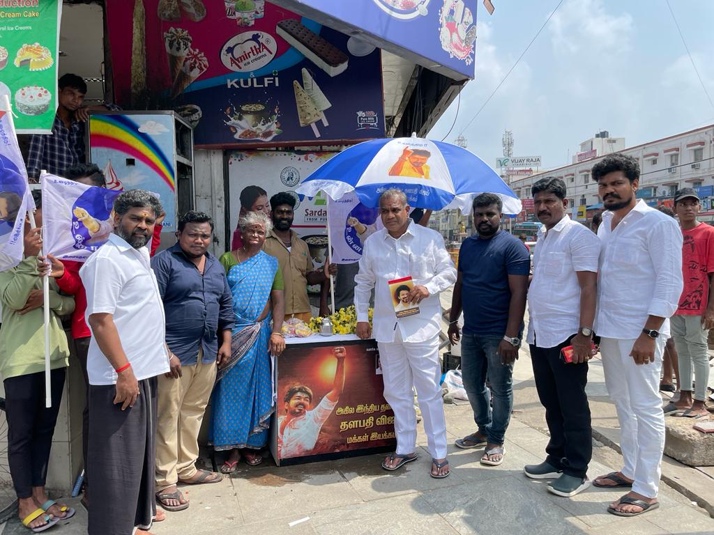 kvdamu's tweet photo. திருவான்மியூர் சிக்னல் அருகில் பூ வியாபாரம் செய்து கொண்டிருந்த 
அம்மா எனக்கு வியாபாரம் செய்வதற்கு ஒரு மேஜை மாதிரி இருந்தால் நல்லா இருக்கும் என்று கோரிக்கை
வைத்திருந்தார்
அகில இந்திய பொதுச் செயலாளர் எங்கள் ஆசான் அவர்களின் பொற்கரங்களால் இன்று வழங்கப்பட்டது
@actorvijay  @bussyanand https://t.co/hvgWtwxlmD