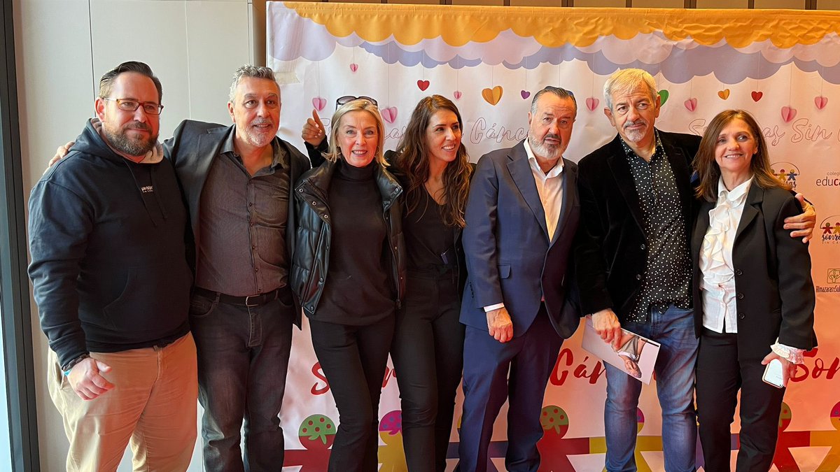 Jorge_A_Campos's tweet photo. 💚 Hemos acudido a la presentación del calendario solidario 2023 de @risassincancer. 

❤Es un orgullo tener en Paracuellos una asociación que contribuye a financiar la investigación contra el cáncer infantil. 

Aquí podéis adquirir su calendario👇🏻
https://t.co/3eqYr7eoS2 https://t.co/gFkaeaLxpv