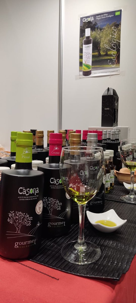 CasonaBioAove's tweet photo. Hoy #domingo último día para visitar #bioculturamadrid y degustar nuestros #AOVE y #chocolate #ecológico combinado con un buen #queso @quesoslaviejabuchaca https://t.co/rig90xginR
