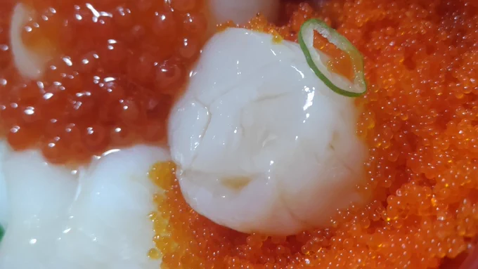 海鮮丼撮ろうとしたら顔認証が働いた……確かに顔のように見えるぞ………笑ってる……… 