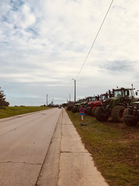 VsMaarten's tweet photo. Over actiebereidheid gesproken😎 Al meer dan 60 tractoren in #pellenberg, alleen op basis van het gerucht dat @Zu_Demir aanwezig zou zijn bij de boomplantactie van @MNM_radio. Boeren staan op scherp in Vlaanderen https://t.co/mVCiMNDp5Q