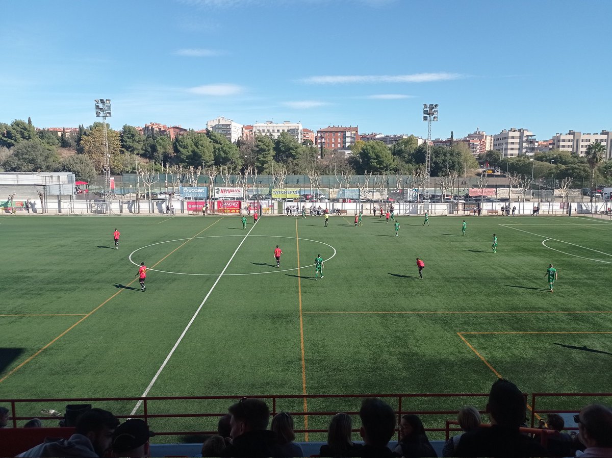 Acabem el matí de #futbolcat desde el Municipal de Ripollet partit de #2cat4B el <a href="/RipolletCF/">CF Ripollet</a> rep la visita del <a href="/CD_Badia/">CD Badia del Valles</a> #treballitreball #seguimfentcami