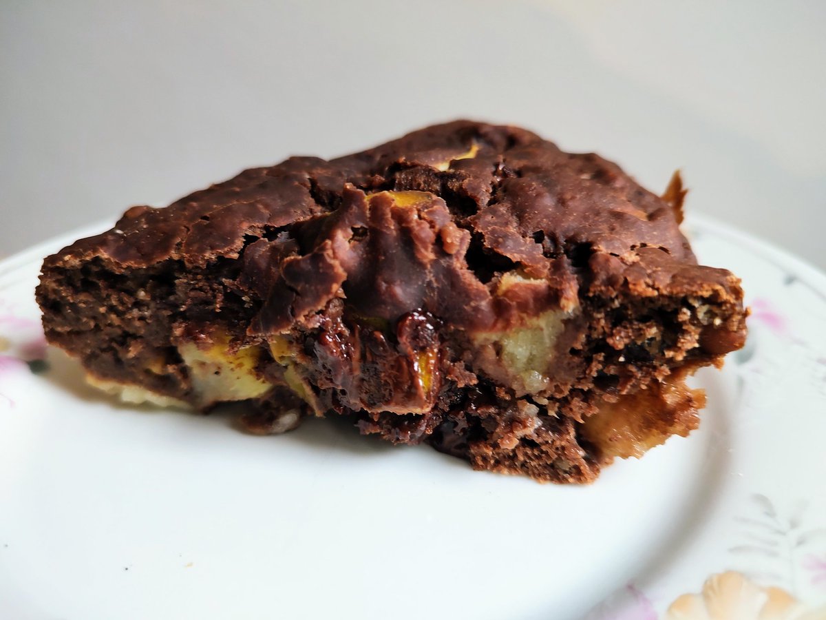 KieranTheChef_'s tweet photo. #SundayFunday #baking Apple and Cacao cake with Brazilian nuts and #chocolate chips #veganrecipe #vegan #planteater #plantbaseddiet #plantbased #cake #kids #yummy #foodporn https://t.co/BP2PL8dx80