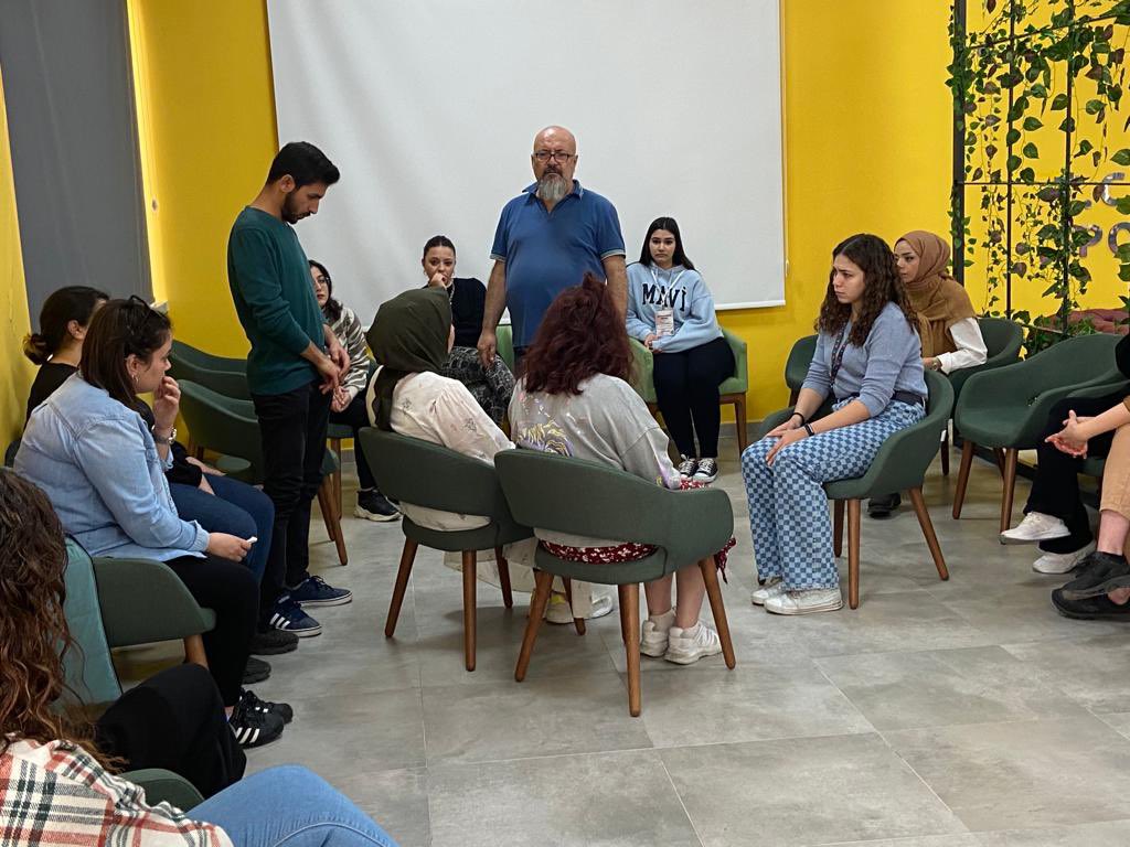 GSB_Talasgm's tweet photo. Women in Business Kulübü aracılığıyla Uzman Psk. Şeref Algur psikodrama ve psikoterapist yaşantı grubu İle gençlerimizin içine dönük work shop etkinliği gerçekleştirdi.
#erugençofis
#TalasGm
#KişiselGelişimAtölyesi
#eruwıb https://t.co/bi1LnQqq6N