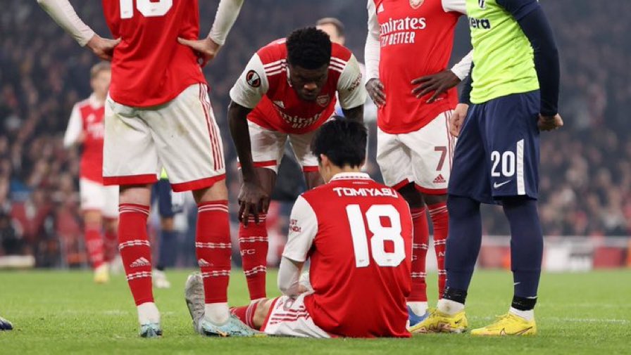 Gravitygunner14's tweet photo. Arteta waves off Tomiyasu playing through the injury and quickly puts Cedric on! Looks like Mikel doesn’t want his players to be walking off his injuries to worsen them! #ARSZUR https://t.co/kzzLZs5DRg