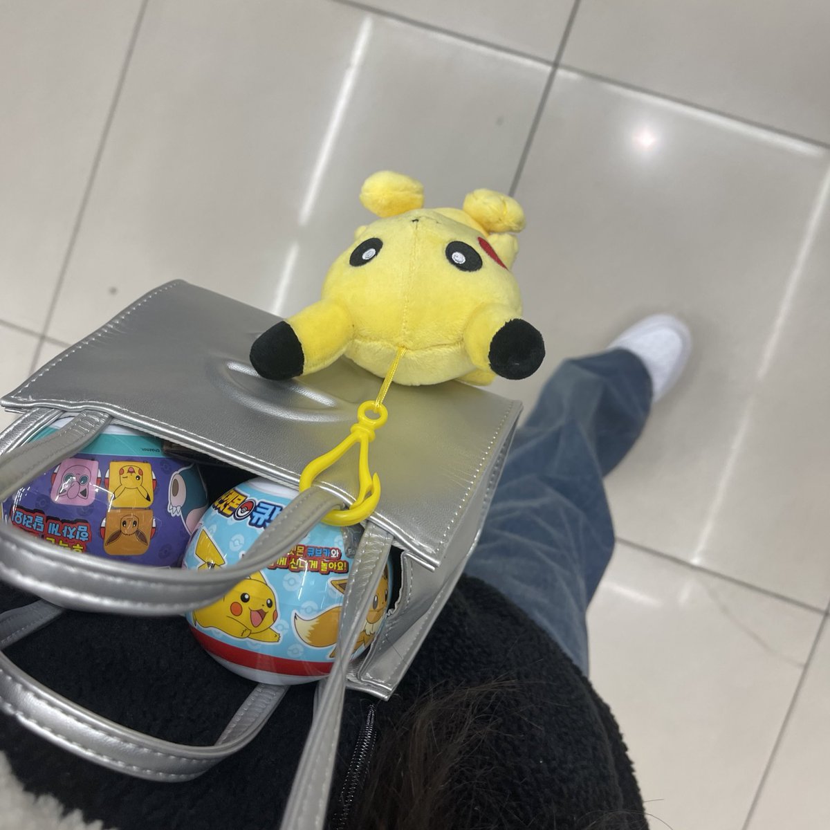 momona_919's tweet photo. 最近韓国で流行ってるランダムガチャみたいなやつにハマってる！ダウンとかコート着てる人もちらほら見るようになってきた韓国。 https://t.co/7nkp57jYmV