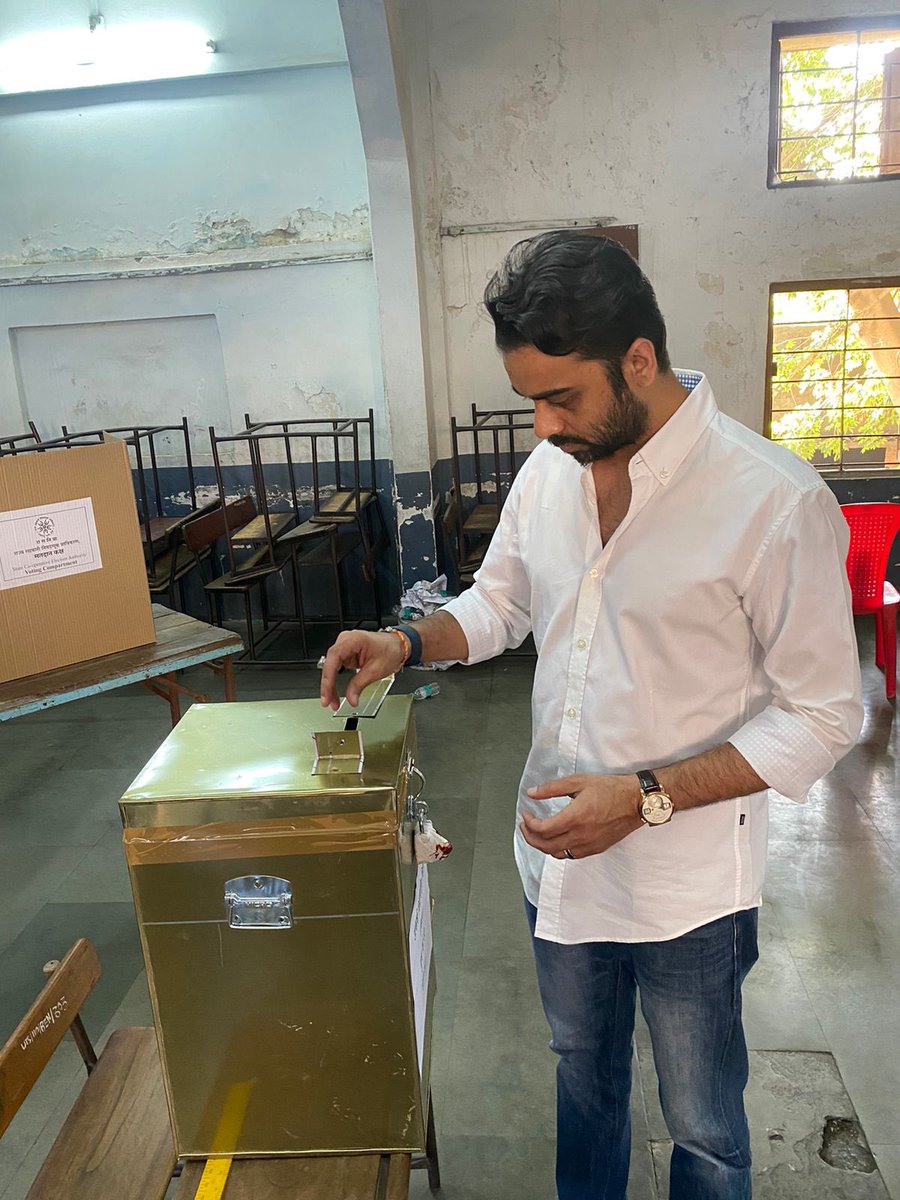 hplivenews1's tweet photo. Vasai vikas bank election 🗳️

Hitendra Thakur and Kshitij voted at Utkarsha Vidyalaya Virar West https://t.co/UGKiRCYHLE