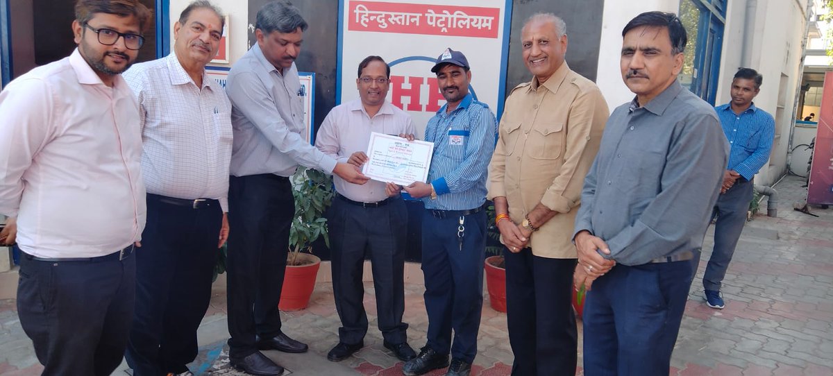 HPCL_JaipurRO's tweet photo. Field Visit Done By Shri Murali Krishna Venkata Vadevu, CGM-Retail(HQO) At Shah Lekhraj RDB Petro Pvt Ltd, Jaipur.  Interaction Was Done With CSA Team And Spot Reward Distrubuted For Motivating CSA To Give Their Best In Customer Service. @HPCL @hpcl_NWZ @Rg03Goel https://t.co/p5XB2rVBSY