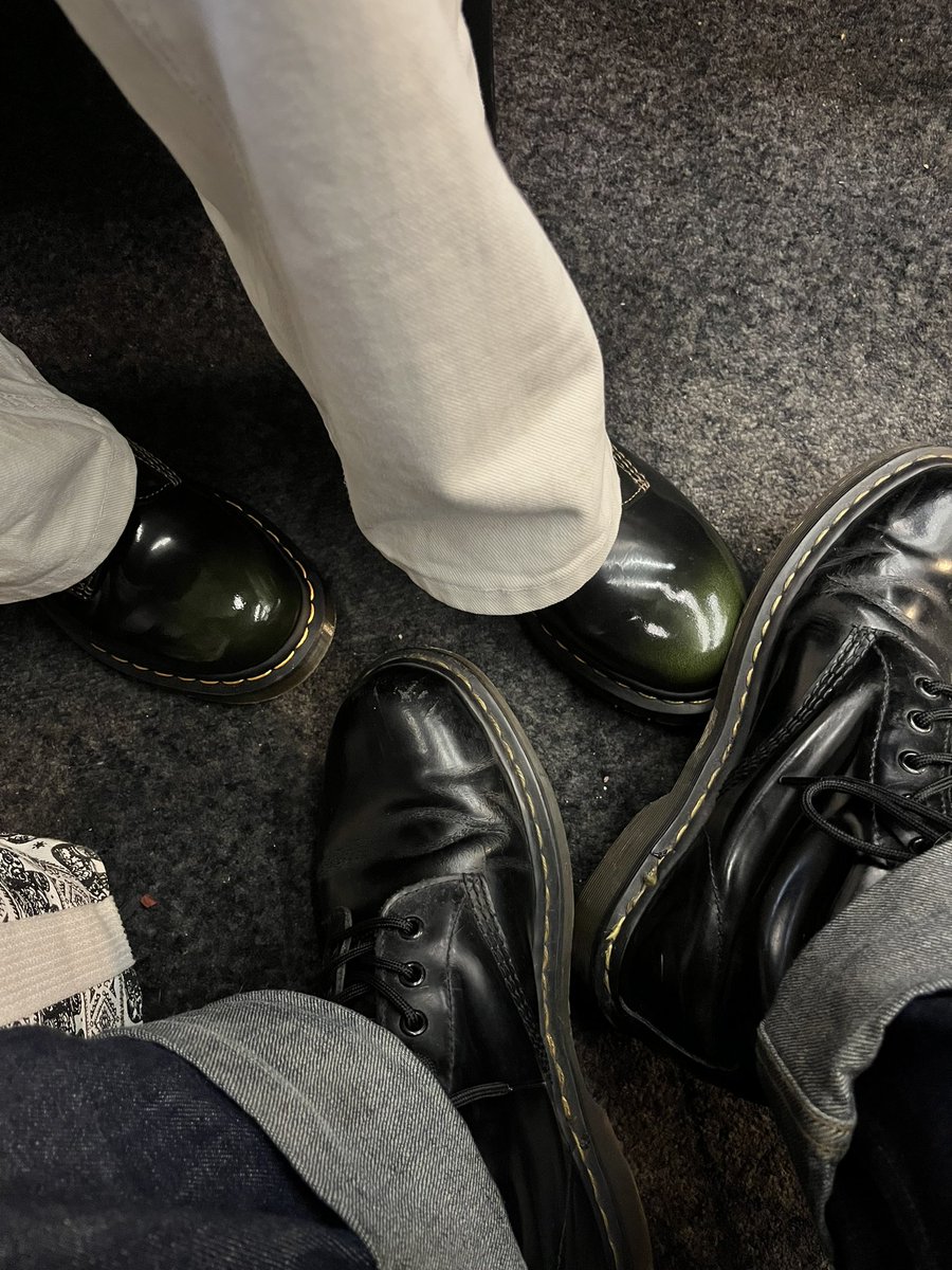 mortendk's tweet photo. Når datteren har købt hendes første docs så er det påkrævet at man som far selvfølgeligt tager ens egne frem og smider Alice in chains på pladeploven 🎯
#dadlevel https://t.co/hrCjZqRJ69