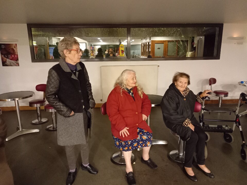 ehpadlachesnaye's tweet photo. 🎥🎞 Les résidents au cinéma ! Mercredi soir, les résidents étaient de sortie pour voir aller le film Simone 🎬 https://t.co/FtpGPBFEpa