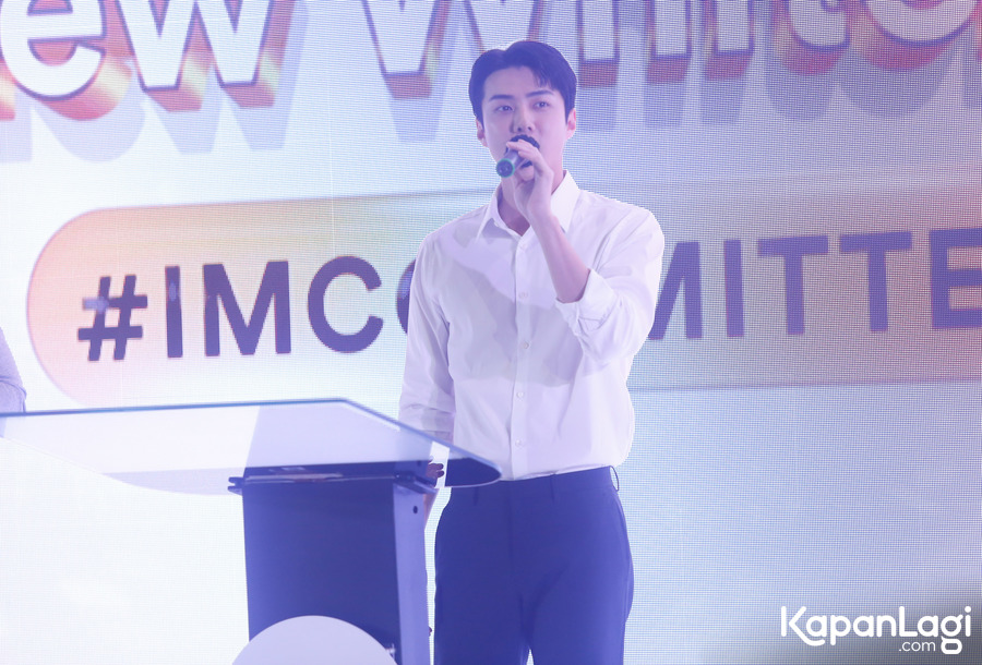 KapanlagiKorea's tweet photo. Vibe lagi seminar sih kalau ini ๐
#Sehun #SehunxWhitelab #ScientistGanteng #KetemuSehunTertib @weareoneEXO https://t.co/dZV4pK0RQ1